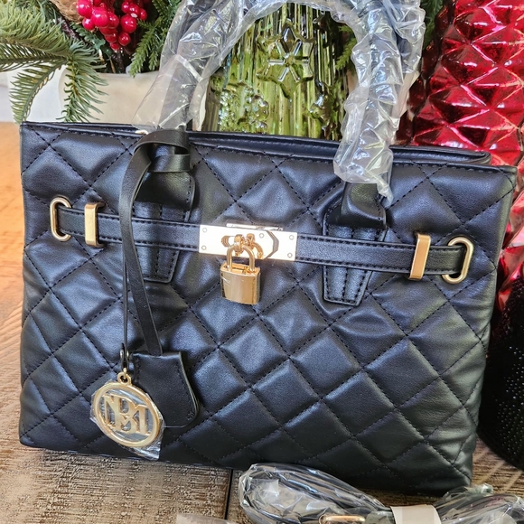 NEW Badgley Miscka Quilted Convertible Crossbody with lock. GREAT Gift! - Picture 4 of 10